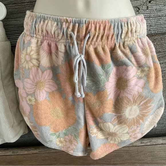 Terry Cloth shorts (lot of two) beige and floral print size small (G1) 3”inseam - Picture 2 of 6